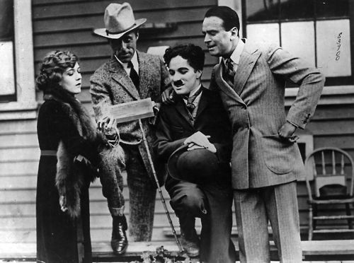 (l-r) Mary Pickford, DW Griffith, Charlie Chaplin and Douglas Fairbanks, founders of United Artists (l-r) Mary Pickford, DW Griffith, Charlie Chaplin and Douglas Fairbanks, founders of United Artists