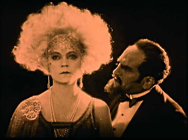 Asta Nielsen in Die Freudlose Gasse (1925)
