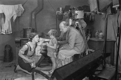 Elissa Landi, Anita Hugo, Gustaf Molander and Julius Jaenzon during the shooting of Synd (1928) Svenska Filminstitutet, Stockholm ©1928 AB Svensk Filmindustri. All rights reserved.