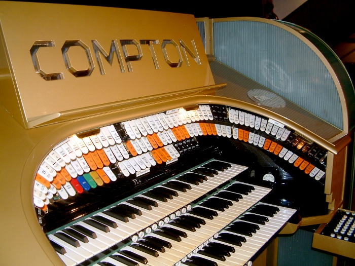The Compton Organ (flickr.com/regentstcinema)