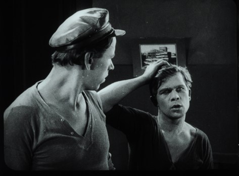 DVA DRUGA, MODEL I PODRUGA (KANITEL S MASHINKOI / NEOBYCHAINYE PRIKLIUCHENIIA AKHOVA I MAKHOVA) (URSS 1928) Gosfilmofond of Russia, Moscow