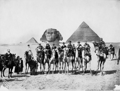 gertrude-bell-seated-between-winston-churchill-and-t-e-lawrence-cairo-conference-1921-02