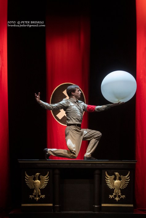 Chaplin The Ballet 4 credit Peter Brenkus.jpg
